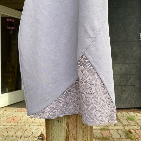 Lavender dress with lace cut - Picture 4 of 6